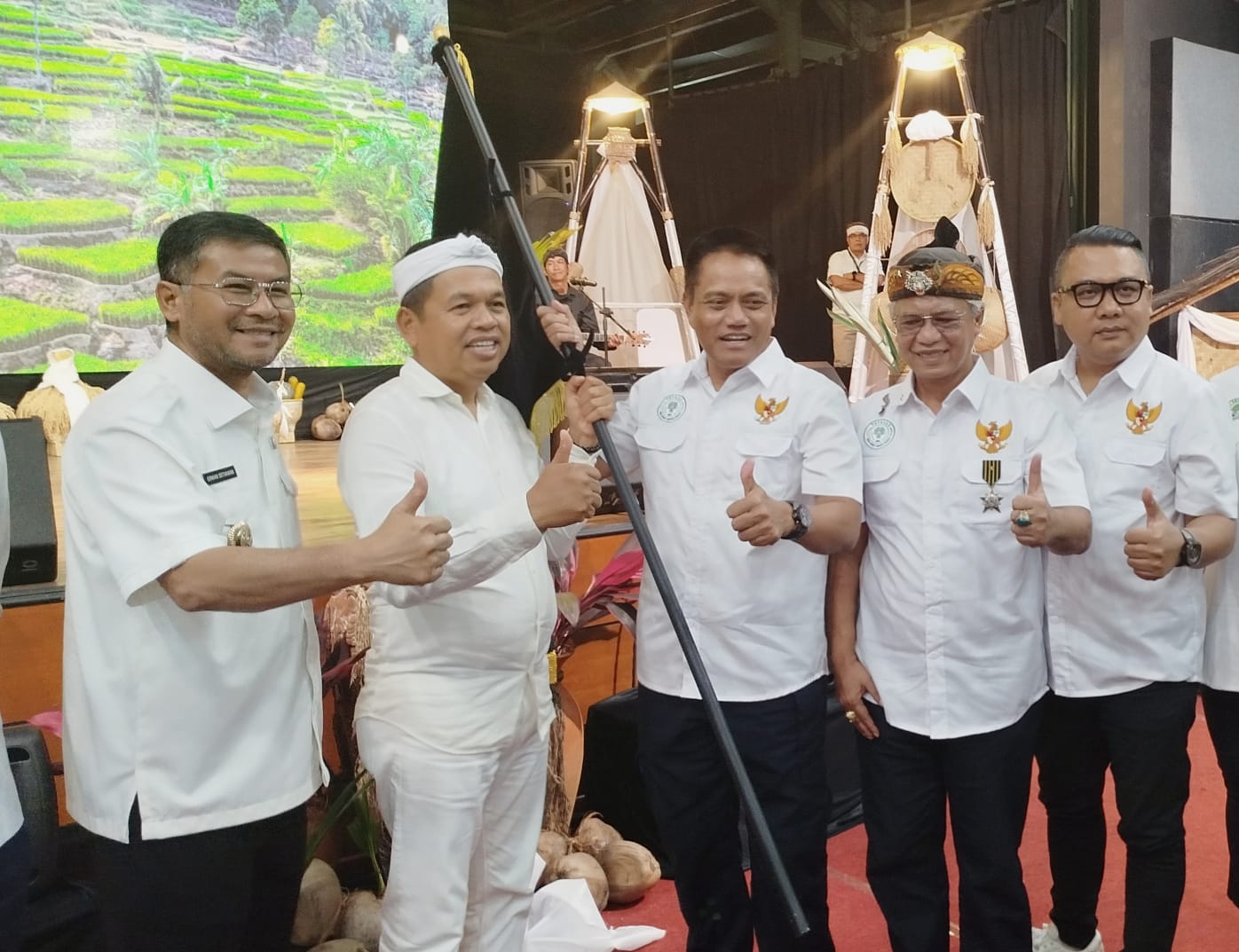 Abah Anton Charliyan Bersama KDM Gubernur Jawa Barat Kang Dedi Mulyadi Mengukuhkan Pengurus Yayasan Bangun Bangsa di Gedung Kebudayaan Jabar Bandung
